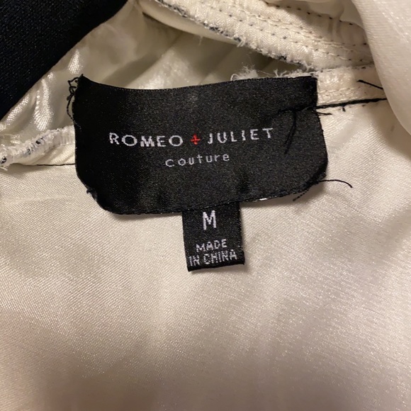 ROMEO + JULIET 🖤🤍ROSES🤍🖤DRESS - Picture 11 of 12